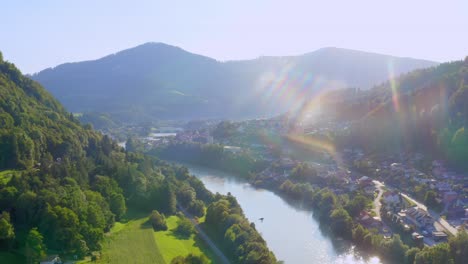 Malerische-Luftaufnahme-Im-Tal-Mit-Fluss-Und-Dorf-An-Einem-Sonnigen-Tag