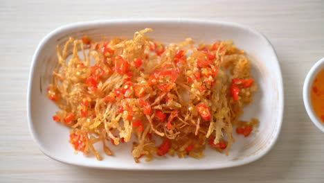 Fried-Enoki-Mushroom-or-Golden-Needle-Mushroom-with-Salt-and-Chilli---vegan-and-vegetarian-food-style