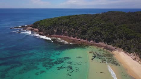 Paradise-Beach-An-Der-Ostküste-Australiens-Mit-Schönem-Sommerwetter,-Langsamen-Wellen-Und-Tropischer-Aussicht-An-Einem-Sehr-Abgelegenen-Ort