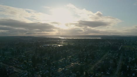 Luz-Solar-Brillante-Sobre-Puget-Sound-Por-El-Vecindario-Del-Extremo-Norte-En-Tacoma,-Washington---Toma-Aérea-De-Drones