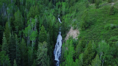 Aufschlussreicher-Flug-über-Einen-Wasserfall-Mit-Tosendem-Wildwasser,-Das-Während-Des-Frühlingsabflusses-über-Die-Felsen-Rauscht