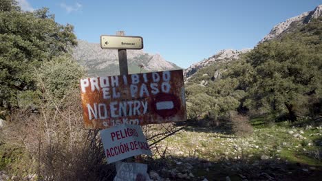 Slowly-approach,-Handmade-NO-ENTRY-sign-in-wild-countryside-of-Grazalema,-Spain