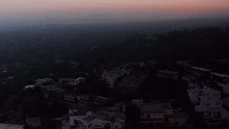 Umgekehrte-Luftaufnahme-Von-Beverly-Hills-Bei-Sonnenuntergang-Mit-Schlechter-Sicht-Und-Dunst