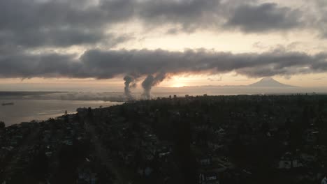 Atemberaubende-Landschaft-Des-Sonnenaufganghimmels-über-Der-Innenstadt-Von-Tacoma,-Bundesstaat-Washington
