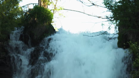 Agua-Que-Fluye-Por-Un-Acantilado-Pedregoso-En-Burney-Falls,-Exuberante-Cascada-Forestal-En-California