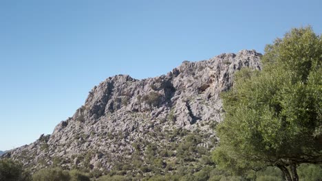 Escarpadas-Montañas-Grises-De-Cádiz,-España-En-El-Paisaje-Rural,-Deslice-Hacia-La-Derecha