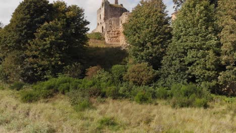 Luftbild-Eines-Alten-Historischen-Schlosses-In-Ravenscraig,-Schottland
