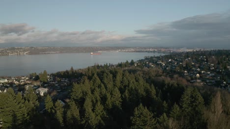Vista-Panorámica-Del-Pueblo-Urbano-Con-Follaje-Exuberante-Junto-Al-Río-Tranquilo-En-El-Distrito-De-Proctor,-Tacoma,-Washington