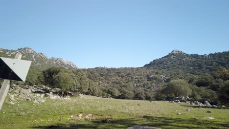 Intensives-Jagdreservat-Schwarz-weißes-Diagonales-Zeichen-In-Sierra-De-Cadiz,-Vorbeifahrende-Kamerafahrt