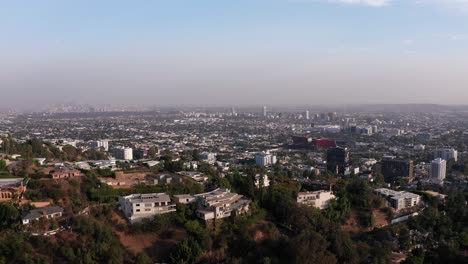 Steigende-Und-Schwenkende-Luftaufnahme-Von-Los-Angeles-City