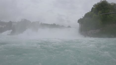 Rhine-Falls-Agua-áspera-Cascada-Rápida-Vista-Panorámica-Mientras-Paseo-En-Bote