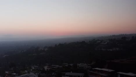 Steigende-Luftaufnahme-Von-Beverly-Hills-Mit-Rauchiger-Dunstiger-Luft-Während-Des-Sonnenuntergangs