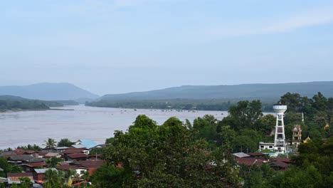 Zweifarbiger-Fluss,-Ubon-Ratchathani,-4k-Zeitraffer-Von-Mekong-Und-Mun,-Die-Richtige-Jahreszeit,-Die-Flüsse-Fließen-In-Braunen-Und-Blauen-Wasserfarben,-Was-Sie-Zu-Einer-Touristenattraktion-Macht