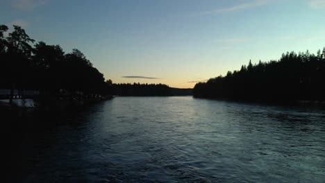 Mitte-Des-Flusses-Während-Der-Dämmerung,-Abend,-Sonnenuntergang,-Gelber-Himmel,-Antenne