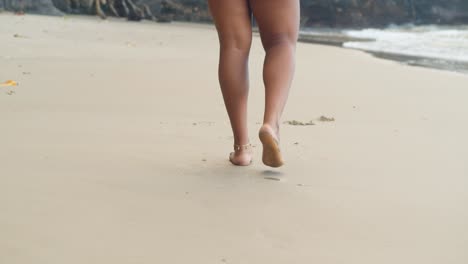 Sexy-Beine,-Die-Mit-Einem-Fußkettchen-Am-Strand-Spazieren-Gehen