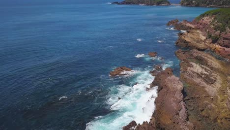 Felsige-Australische-Küste-Während-Eines-Schönen-Sommertages-Mit-Ruhigem-Wetter-Und-Wellen,-Die-Am-Strand-Krachen