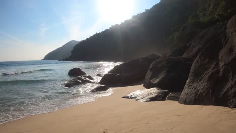 Yendo-Hacia-Las-Piedras-En-Una-Playa-Paradisíaca-En-Brasil