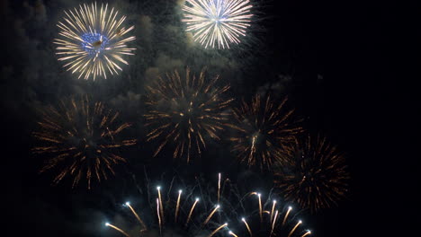 Nachthimmel-Voller-Feuerwerk,-Spektakuläre-Pyrotechnische-Explosionen,-Feiertagsfeier