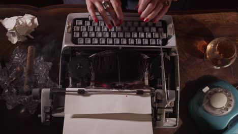 Lady-hands-writing-on-old-fashioned-typewriter,-smoking-cigar,-drinking-whisky