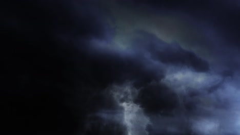 Dunkle-Wolken-Mit-Blitzeinschlägen-Während-Eines-Gewitters-Am-Himmel