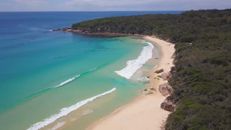 Terrace-Beach-An-Der-Ostküste-Australiens-Mit-Schönem-Sommerwetter,-Langsamen-Wellen-Und-Tropischer-Aussicht