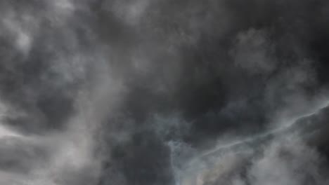 Dunkle-Wolken-Nähern-Sich-Mit-Donner-Darin,-Gewitter