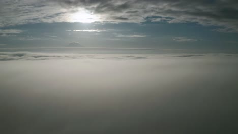 Nubes-Blancas-Revelan-El-Majestuoso-Estratovolcán-Del-Monte-Rainier-A-Primera-Hora-De-La-Mañana-En-Washington,-EE.UU.