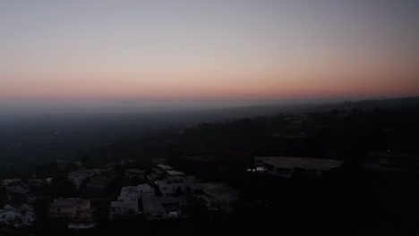 Breite-Luftaufnahme-Von-Beverly-Hills-Bei-Sonnenuntergang-Mit-Schlechter-Luftqualität