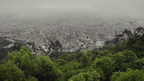 Una-Vista-Panorámica-De-La-Ciudad-De-Bogotá,-Colombia-Desde-Las-Colinas-De-Monserrate-Durante-Un-Día-Gris-Y-Nublado