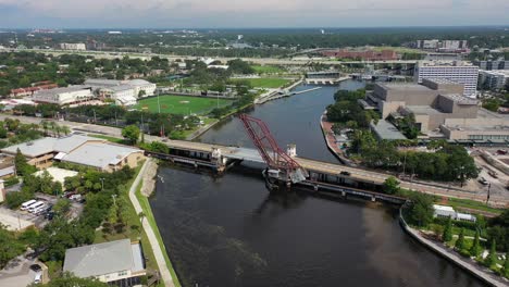 Puente-Levadizo-En-El-Centro-De-Tampa,-Florida-Sobre-El-Río-Hillsborough