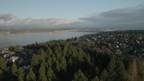 Mit-Blick-Auf-Einen-Ruhigen-Fluss-Mit-Einer-Stadtlandschaft-Umgeben-Von-üppigem-Laub-In-Proctor,-Stadt-Tacoma