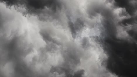 Sichtweise-Gewitter-Innerhalb-Der-Grauen-Wolke