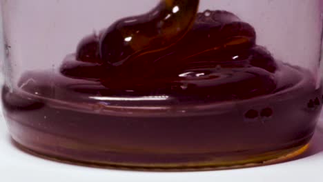 Dicke-Honigtränen-Gießen-In-Glasmaurerglas,-Nahaufnahmebeschaffenheit