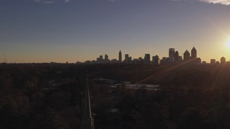 Downtown-Atlanta-as-the-sun-sets-over-Atlanta,-Georgia