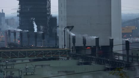 Schornsteine,-Die-Weißen-Rauch-In-Einer-Petrochemischen-Fabrik-Ausstoßen