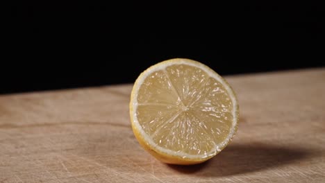 Zitrone,-Die-Sich-Für-Einen-Werbespot-Auf-Dem-Tisch-Dreht