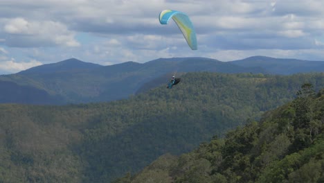 Piloto-De-Parapente-Y-Disfrutando-De-La-Vista-Sobre-El-Mirador-De-Rosins-Green-Mountain---Parque-Nacional-Lamington,-Qld,-Australia