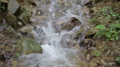 Wasser,-Das-Von-Den-Bergen-Durch-Die-Felsen-Fließt