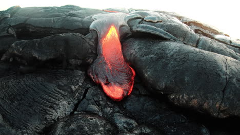 Lava-Pahoehoe-Fluyendo-Lentamente-Desde-Un-Volcán-Activo,-Hawaii