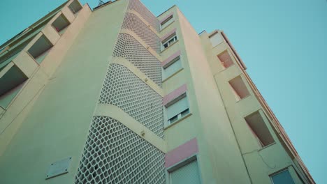 Lissabon-Eckgebäudefassade-In-Typischer-Nachbarschaft-Im-Morgengrauen