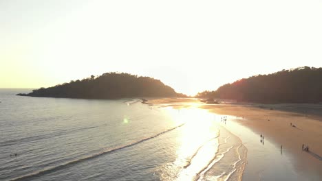 Puesta-De-Sol-Dorada-Iluminando-La-Costa-En-Palolem-Beach-Goa,-India---Toma-Panorámica-Aérea