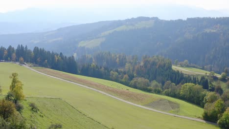Luftbild-Eines-Gehöfts-Auf-Dem-Land-In-Den-Bergen-Von-Drone-Prevalje,-Slowenien??