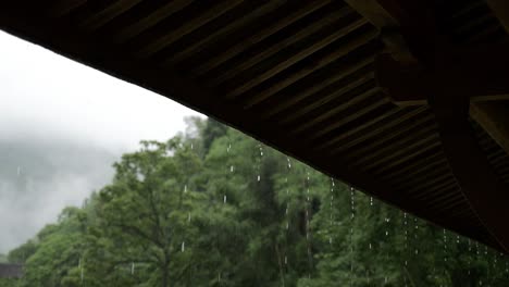 Regen-Draußen-Mit-Einem-Genauen-Blick-Auf-Das-Wasser,-Das-Vom-Dach-Kommt
