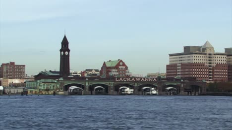 Das-Erie-Lackawanna-Terminal-In-Hoboken-Und-Die-New-Jersey-Waterfront-Vom-Hudson-River-Aus-Gesehen