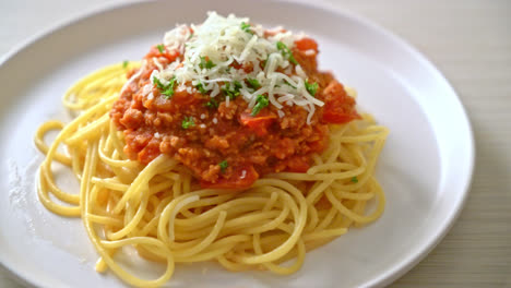 Espaguetis-A-La-Boloñesa-De-Cerdo-O-Espaguetis-Con-Salsa-De-Tomate-De-Cerdo-Picada---Estilo-De-Comida-Italiana