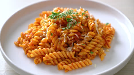 Pasta-En-Espiral-O-Espiral-Con-Salsa-De-Tomate-Y-Queso---Estilo-De-Comida-Italiana