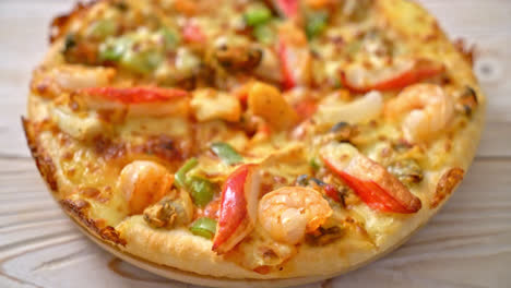 Pizza-Mit-Meeresfrüchten-Auf-Holztablett