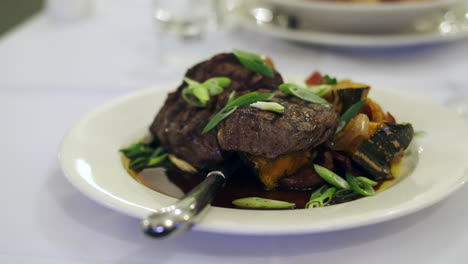 Steak-Abendessen-Mit-Gemüse-Auf-Einem-Restaurantteller,-Fleisch--Und-Gemüsediät