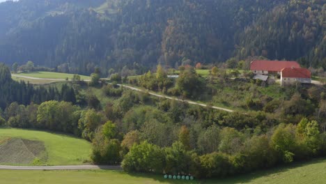 Die-Schönheit-In-Der-Natur-Des-Single-trail-parks-Jamnica,-Radwege-In-Prevalje