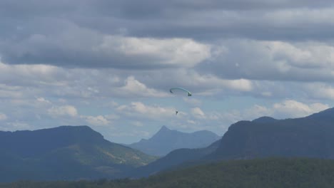 Pilot-Gleitschirmfliegen-über-Rosins-Lookout-Forest-Und-Bergkette-In-Beechmont---Malerische-Randregion,-Queensland,-Australien